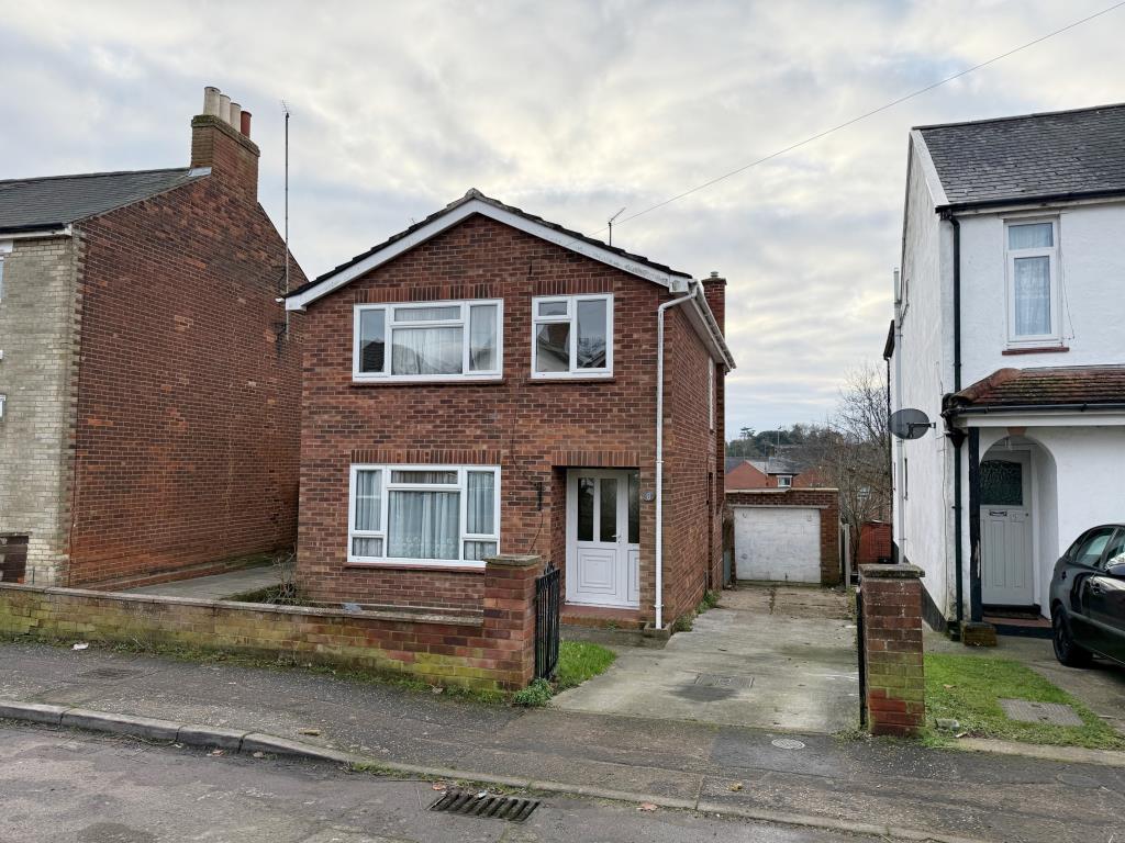 Lot: 40 - DETACHED HOUSE FOR IMPROVEMENT AND REPAIR - front view of 13 Meyrick Crescent a three bedroom detached house